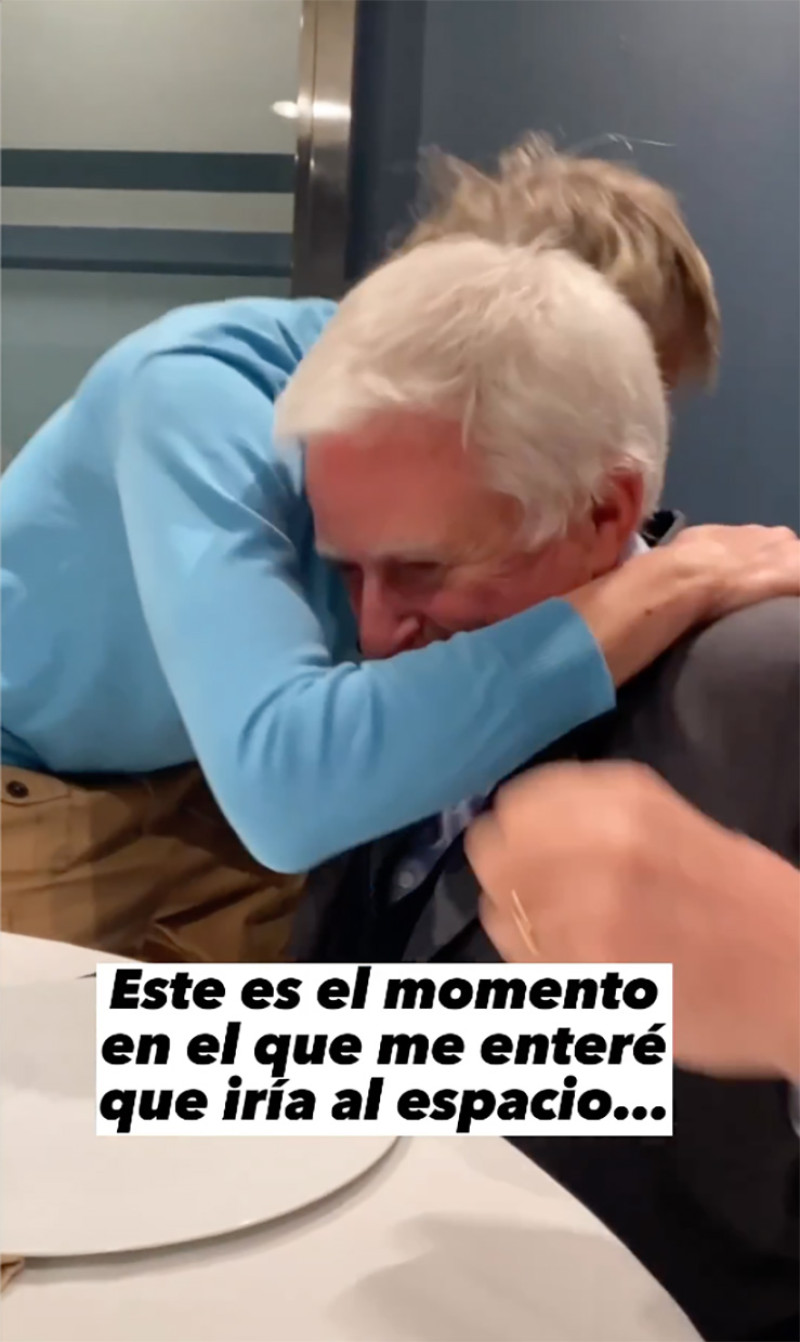Jesús Calleja abrazando a Paolo Vasile cuando le dijo que iría al espacio