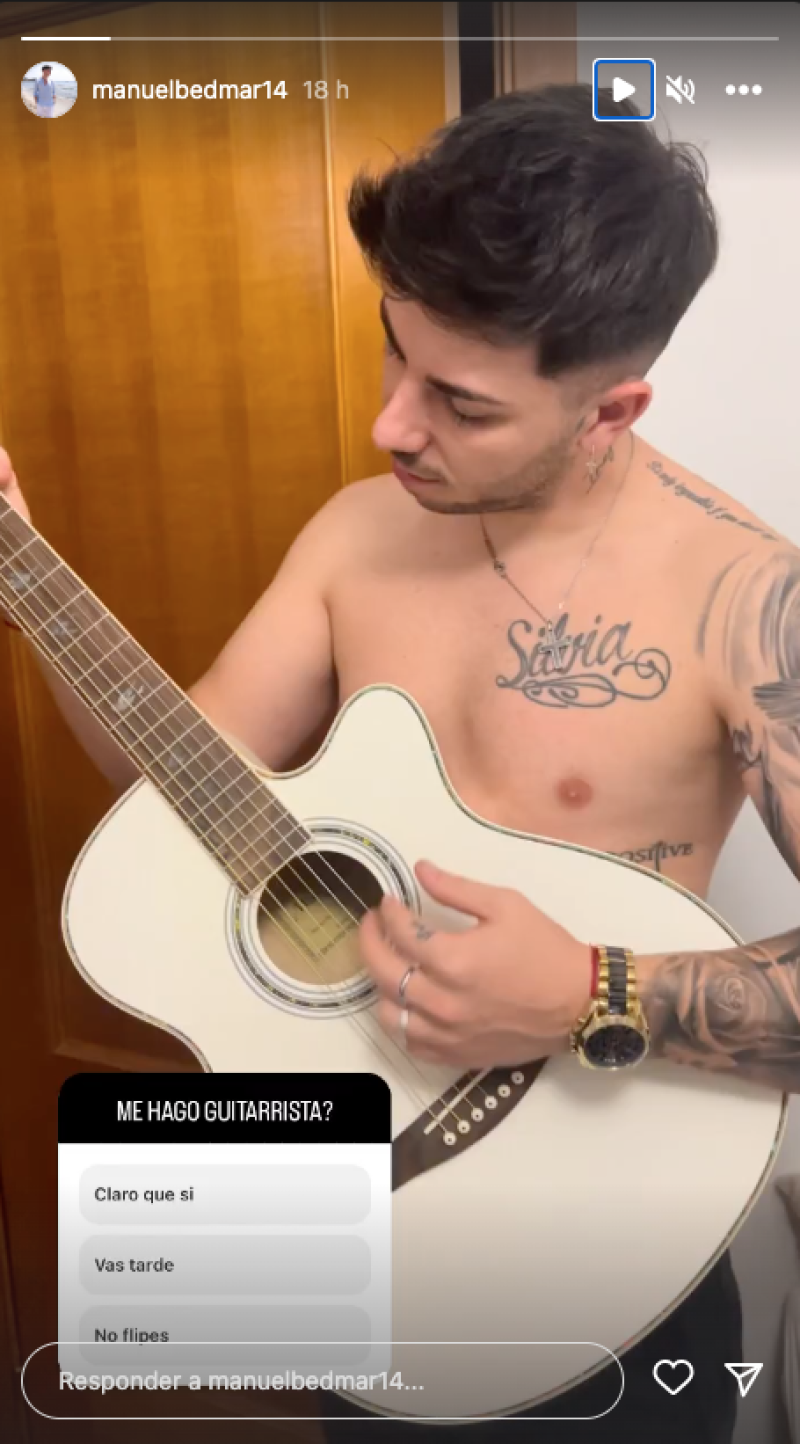 Manuel Bedmar sin camiseta con una guitarra