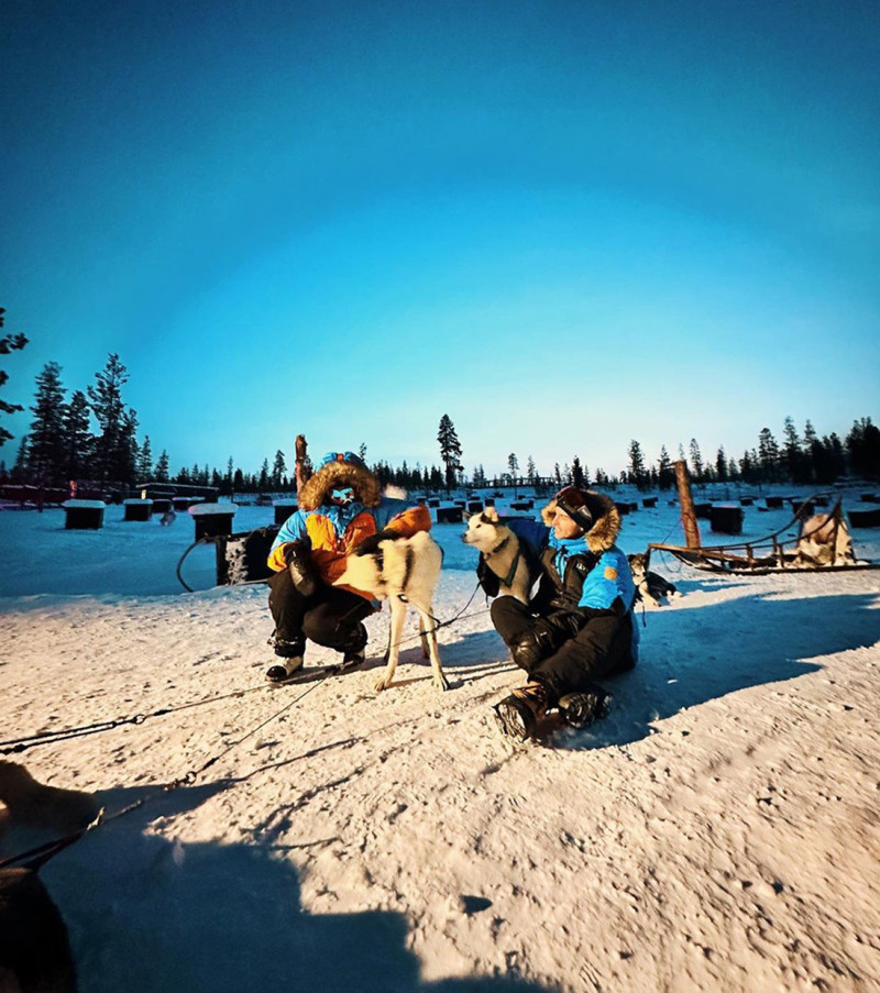 Tamara Falcó e Íñigo Onieva en la nieve con los trineos y los perros