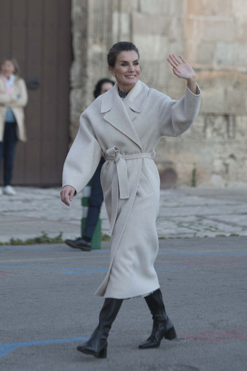 La reina Letizia porta un abrigo blanco en su visita a Menorca.