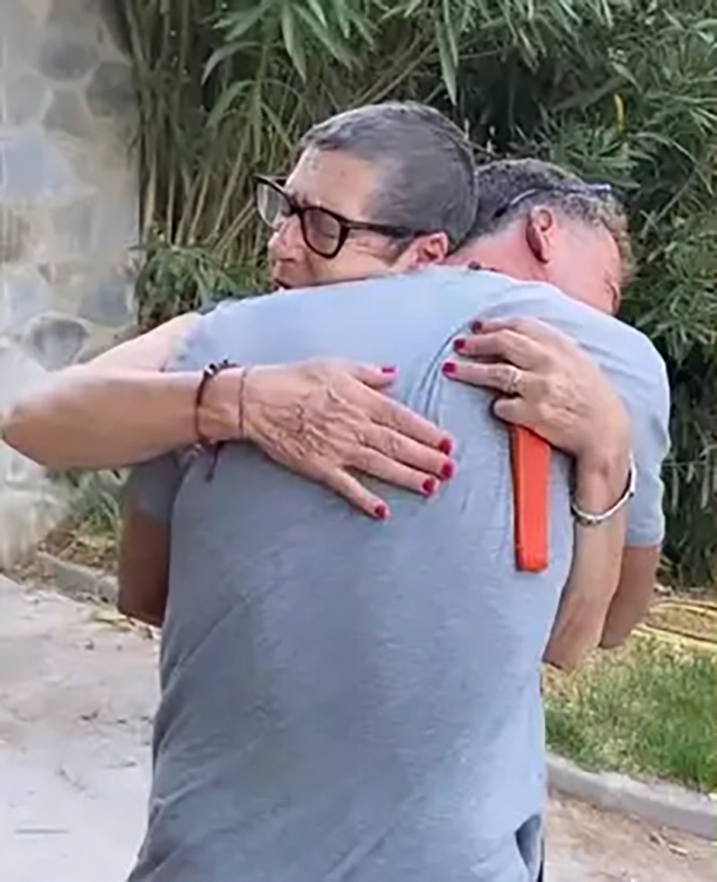 Nacho Palau abrazando a su madre.