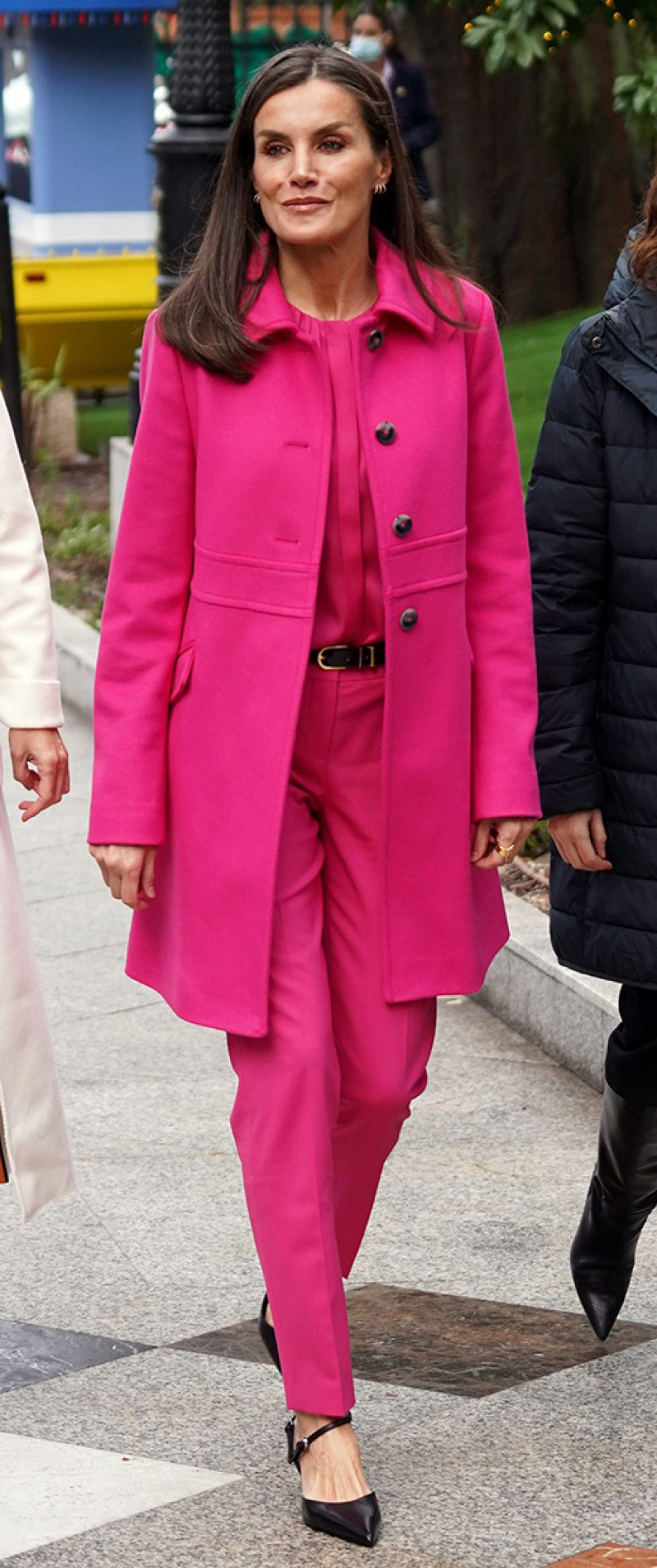 Reina Letizia traje rosa.