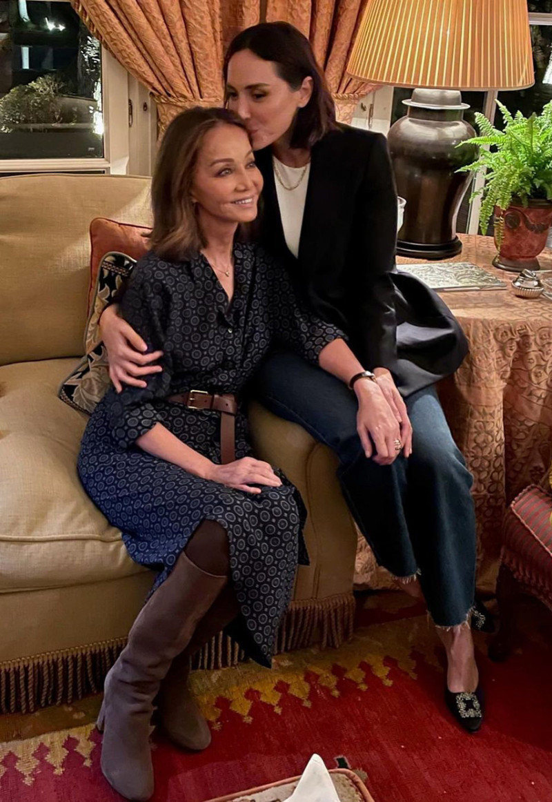 Tamara Falcó besando a su madre, Isabel Preysler