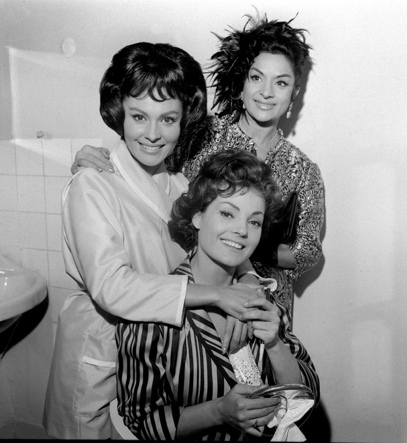 Lola, junto a Carmen Sevilla y Paquita Rico.