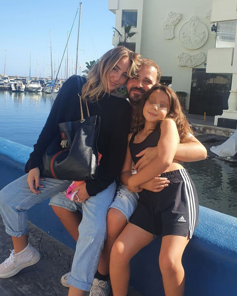 David Flores junto a sus hermanas, Lola y Rocío.