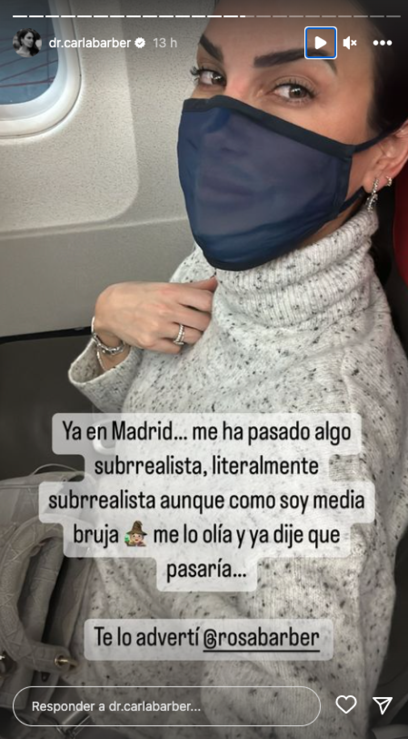 Carla Barber en un avión en una imagen de stories.