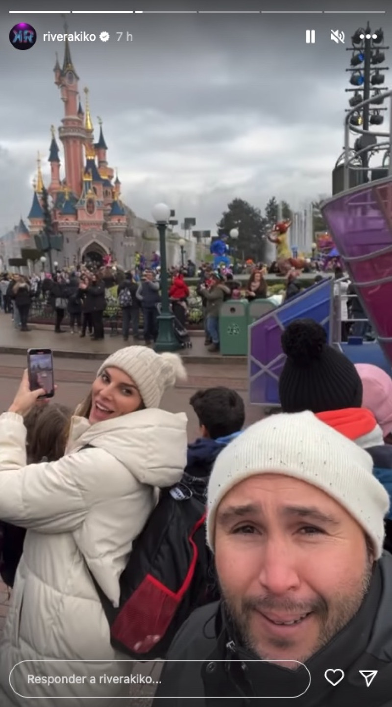 Irene y Kiko disfrutando de un desfile en Disney