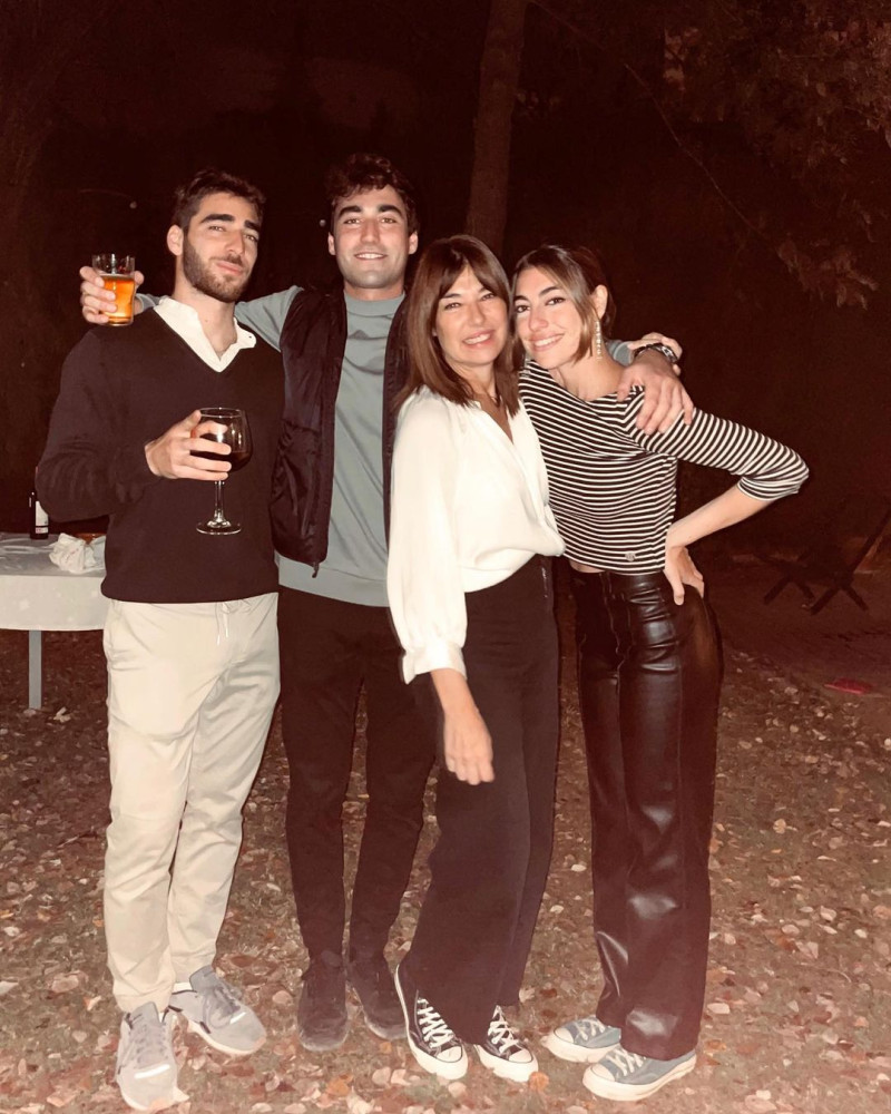 Raquel Revuelta, posando con sus tres hijos.