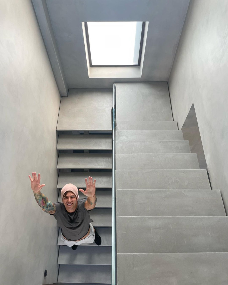 Diego Matamoros, posando en las escaleras de su casa.