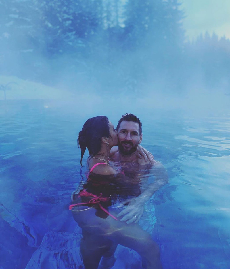 Messi y Antonela bañándose juntos