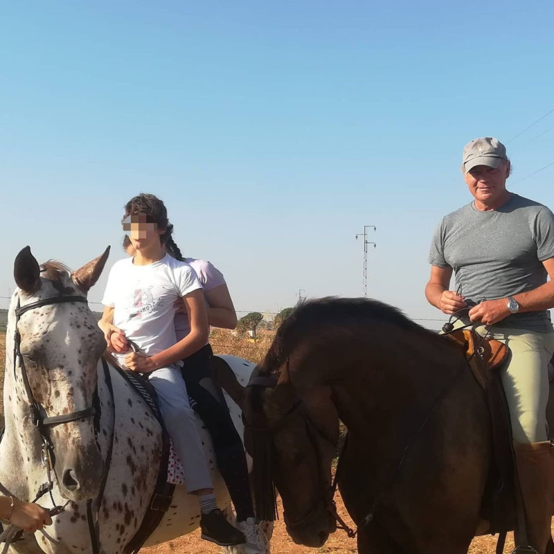 Bertín Osborne y su hijo Kike, montando a caballo.