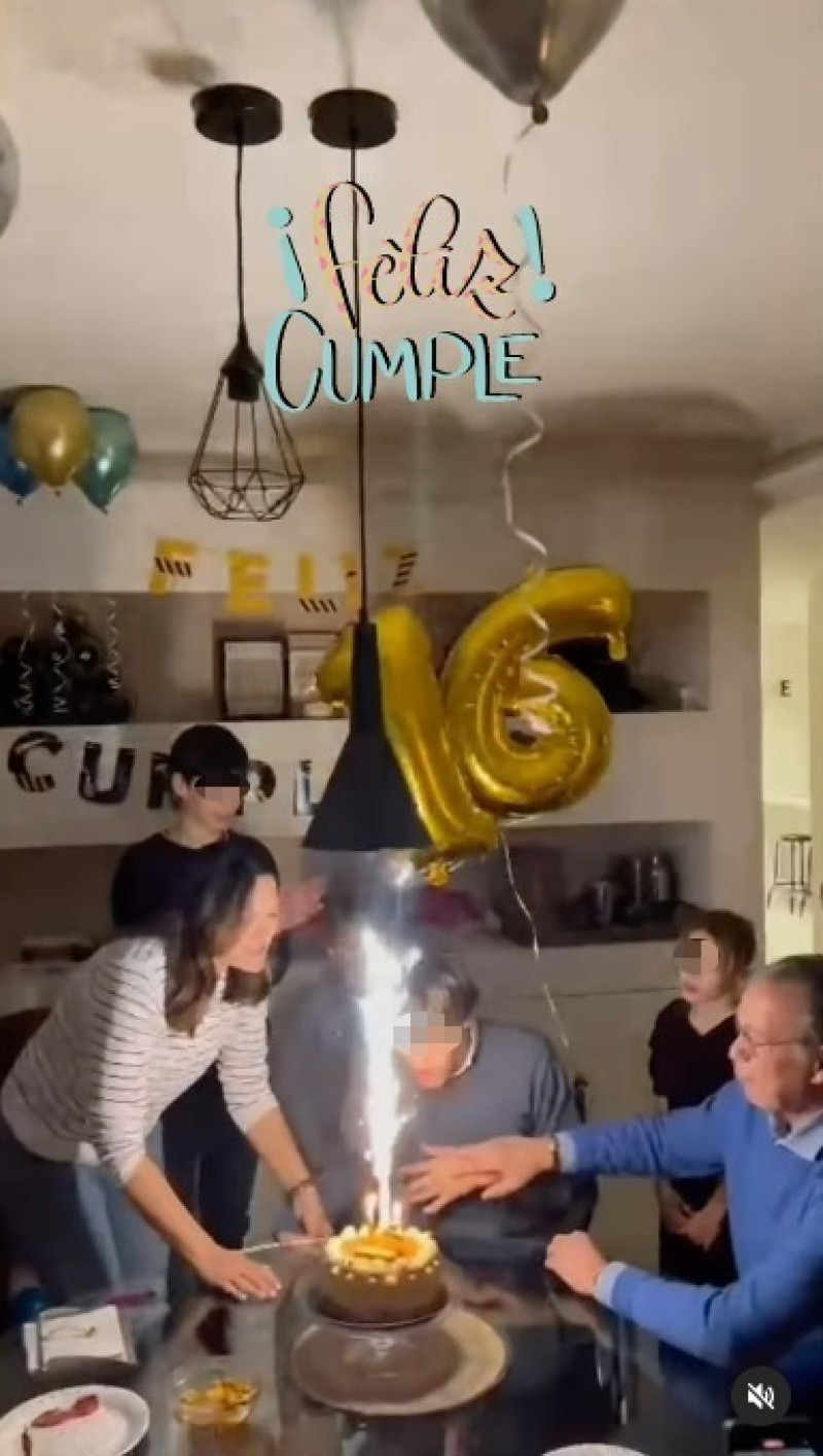 Fabiola Martínez y Bertín Osborne, con sus hijos, celebrando el cumpleaños de Kike