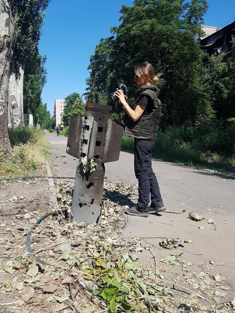 Laura fotografiando un misil ruso