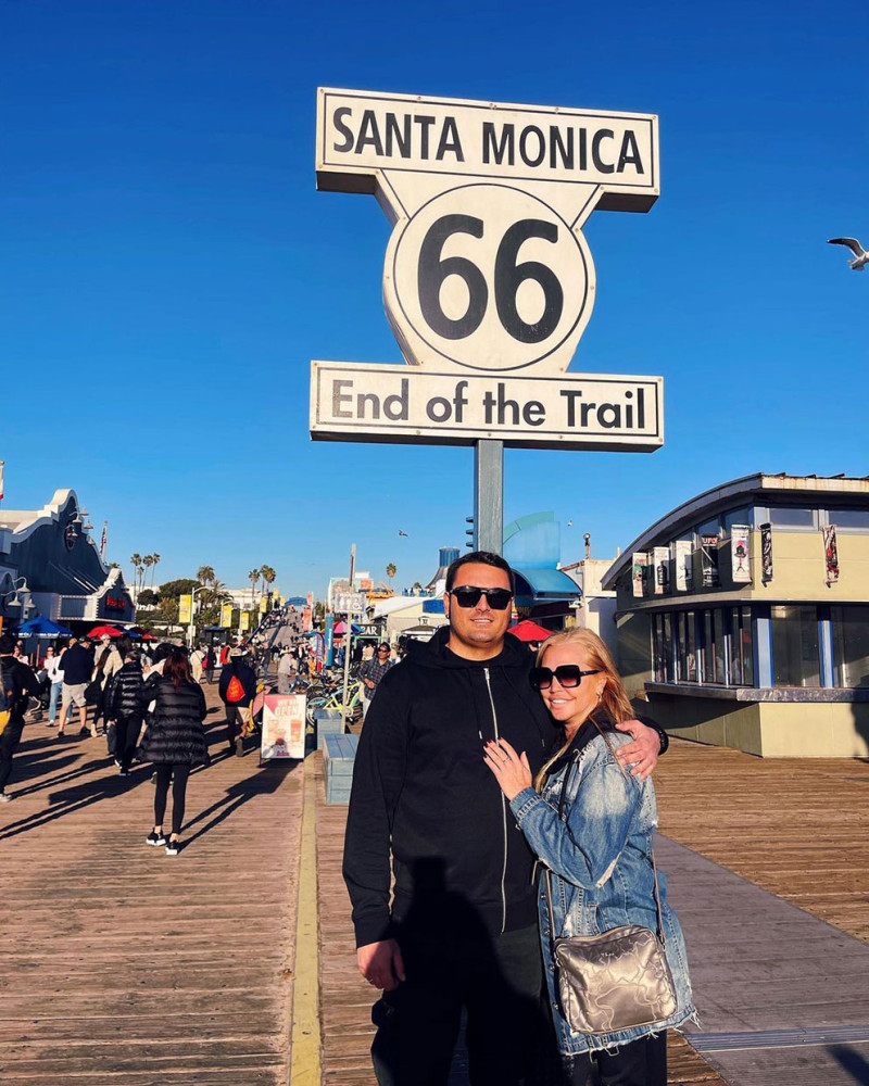Belén Esteban posando con su marido Miguel al final de la ruta 66 en Estados Unidos