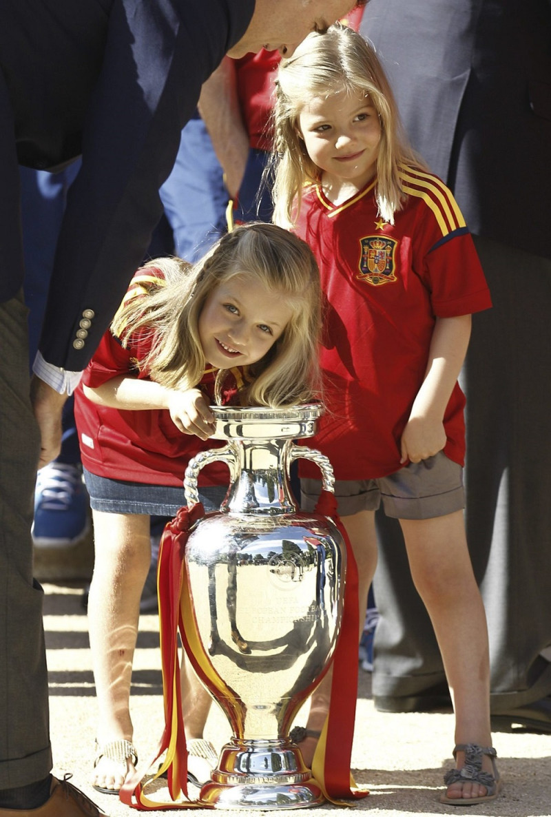 La infanta Sofía (a la derecha) es muy futbolera desde pequeña.