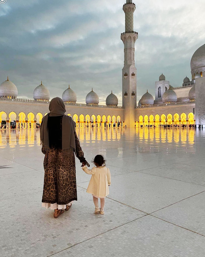 Naomi Campbell paseando de la mano con su hija en Abu Dabi