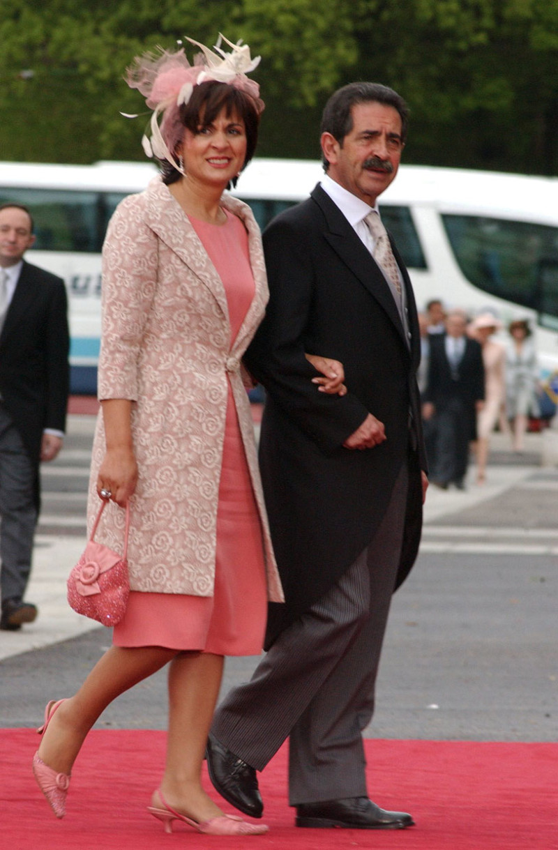 Revilla y su mujer en la boda de Felipe y Letizia.