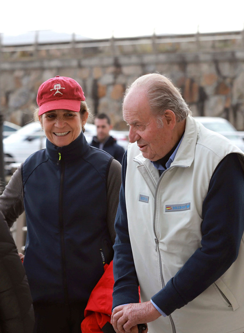 Infanta Elena paseando y charlando con el rey Juan Carlos