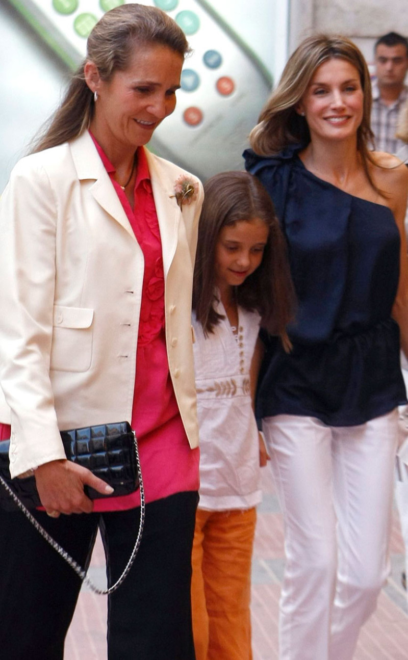 Letizia paseando junto a la infanta Elena y a su hija Victoria Federica.
