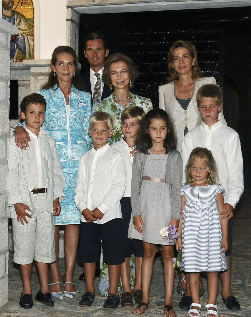 Imagen de la reina Sofía con sus hijas las infantas, Elena y Cristina de Borbón, su yerno Iñaki Urdangarín y sus nietos, Juan, Pablo, Miguel, Irene y Felipe Juan Froilán y Victoria Federica Marichalar.