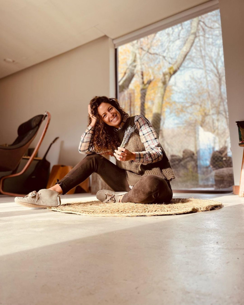 Laura Madrueño muestra el salón de su casa.