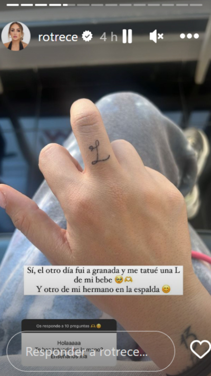 Rocío Flores se ha tatuado la inicial de su hermana, Lola, en el dedo medio (@rotrece)