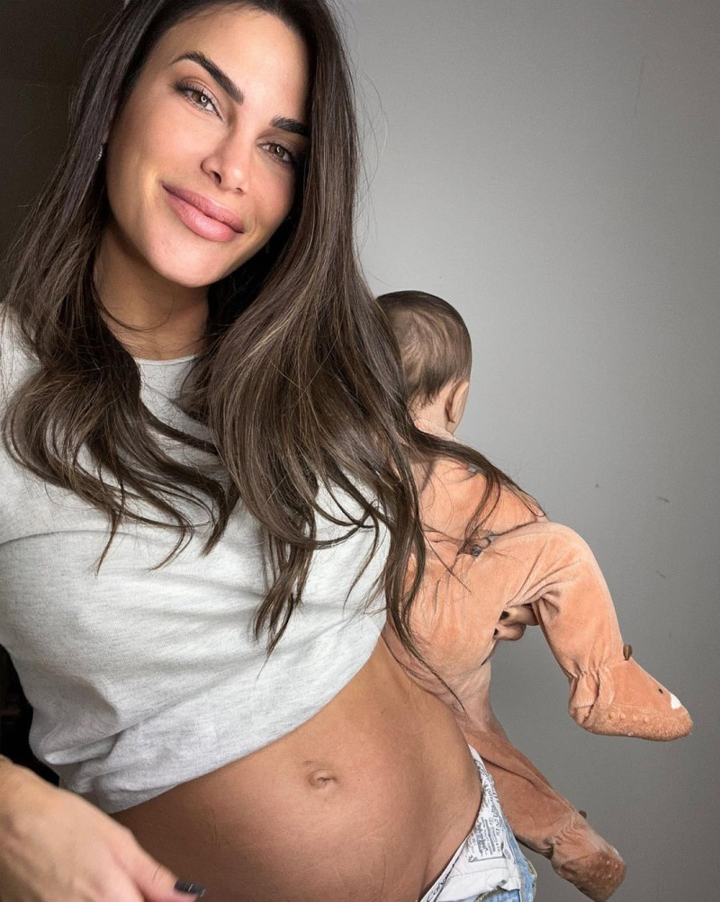 Carla Barber, embarazada de su segundo hijo, y sosteniendo a Bastian.