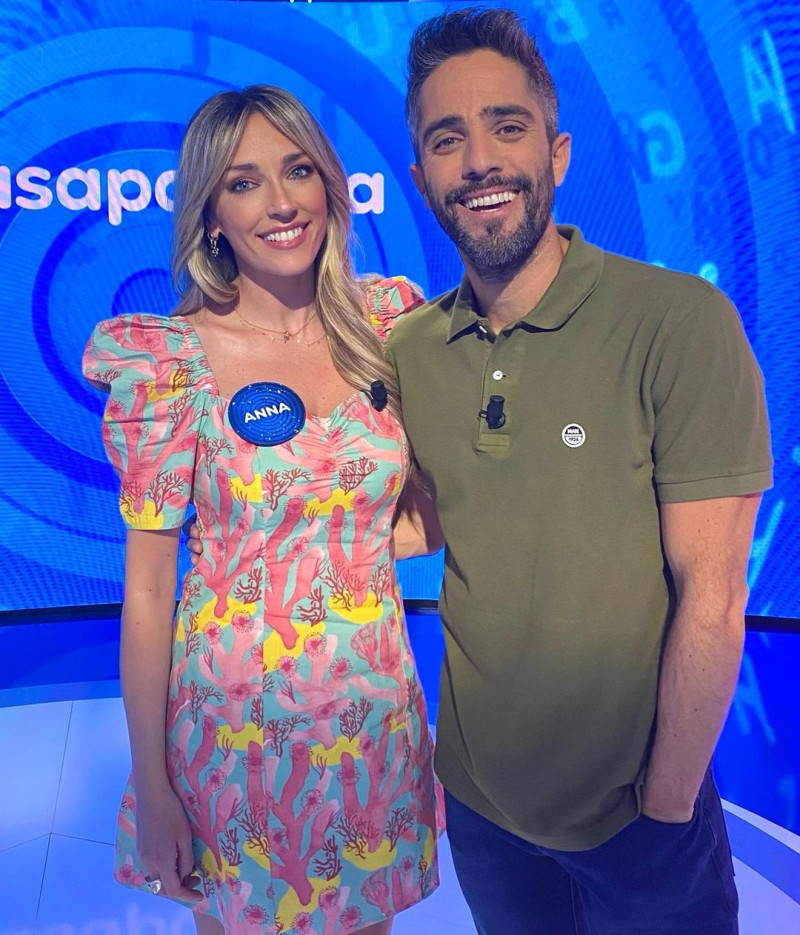 Anna Simón, en 'Pasapalabra' junto a Roberto Leal.