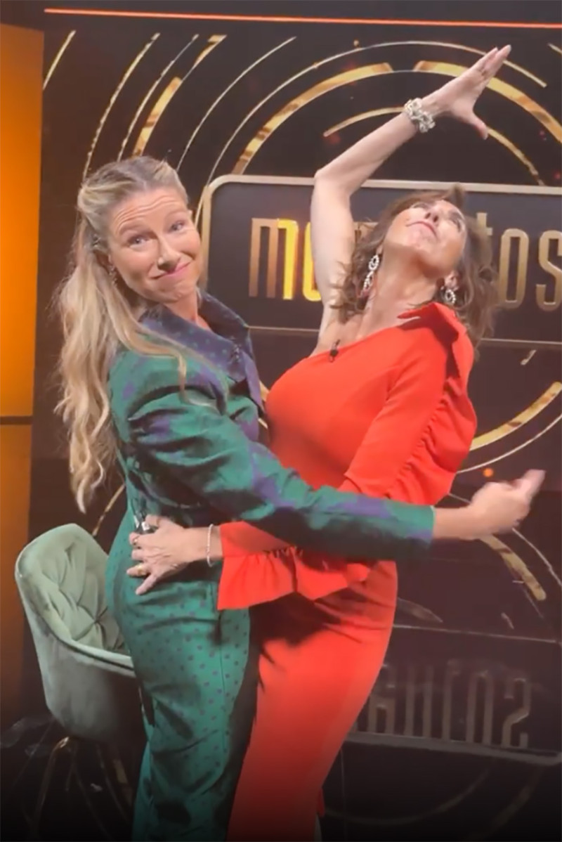 Anne Igartiburu y Paz Padilla bailando.