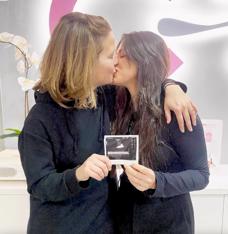 María Casado y Martina DiRosso se besan y muestran la ecografía de su primer hijo