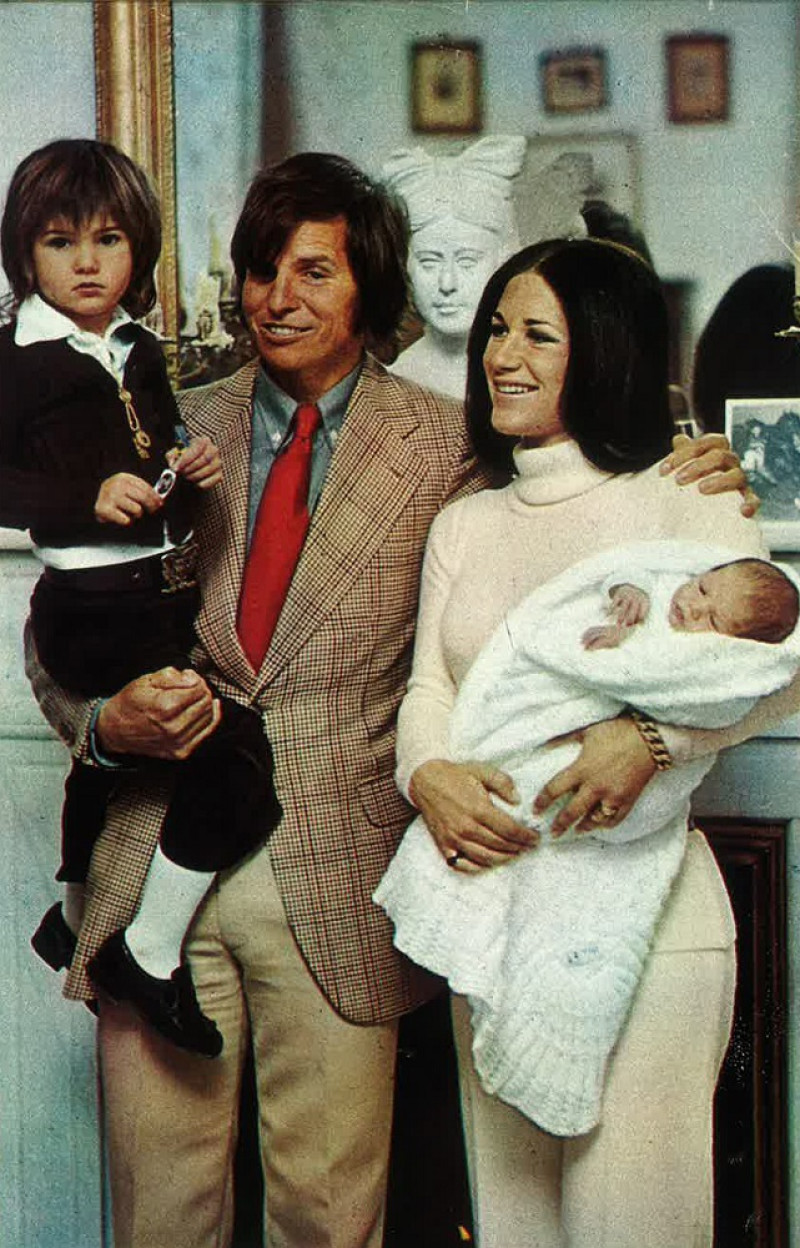 Manuel Benítez y Martina Fraysse, de jóvenes, con dos de sus hijos.