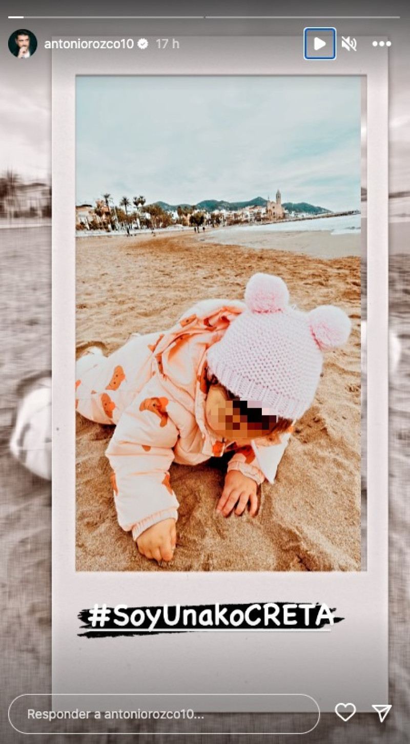 Antonella, la hija de Antonio Orozco, en la playa