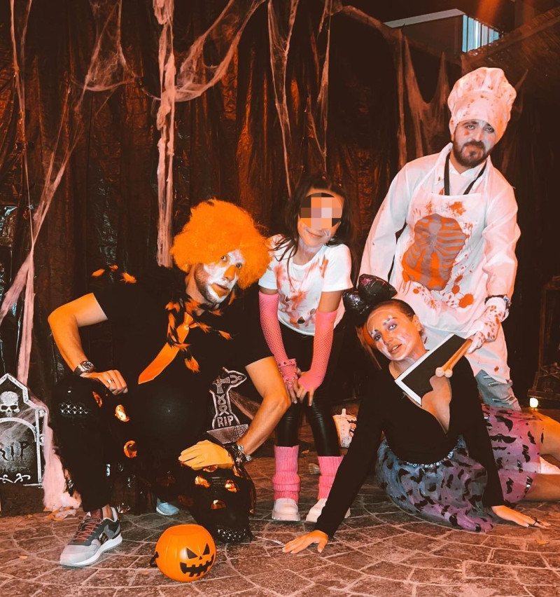 Antonio David con sus tres hijos, el pasado Halloween.