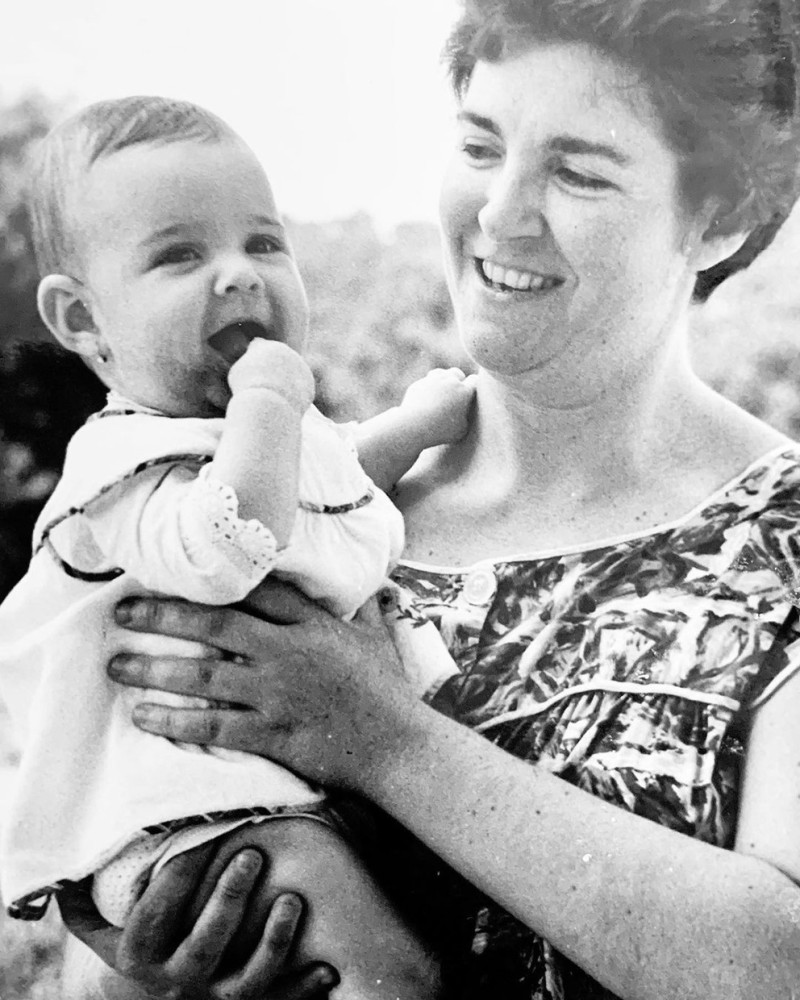 Silvia Marso de niña con su madre