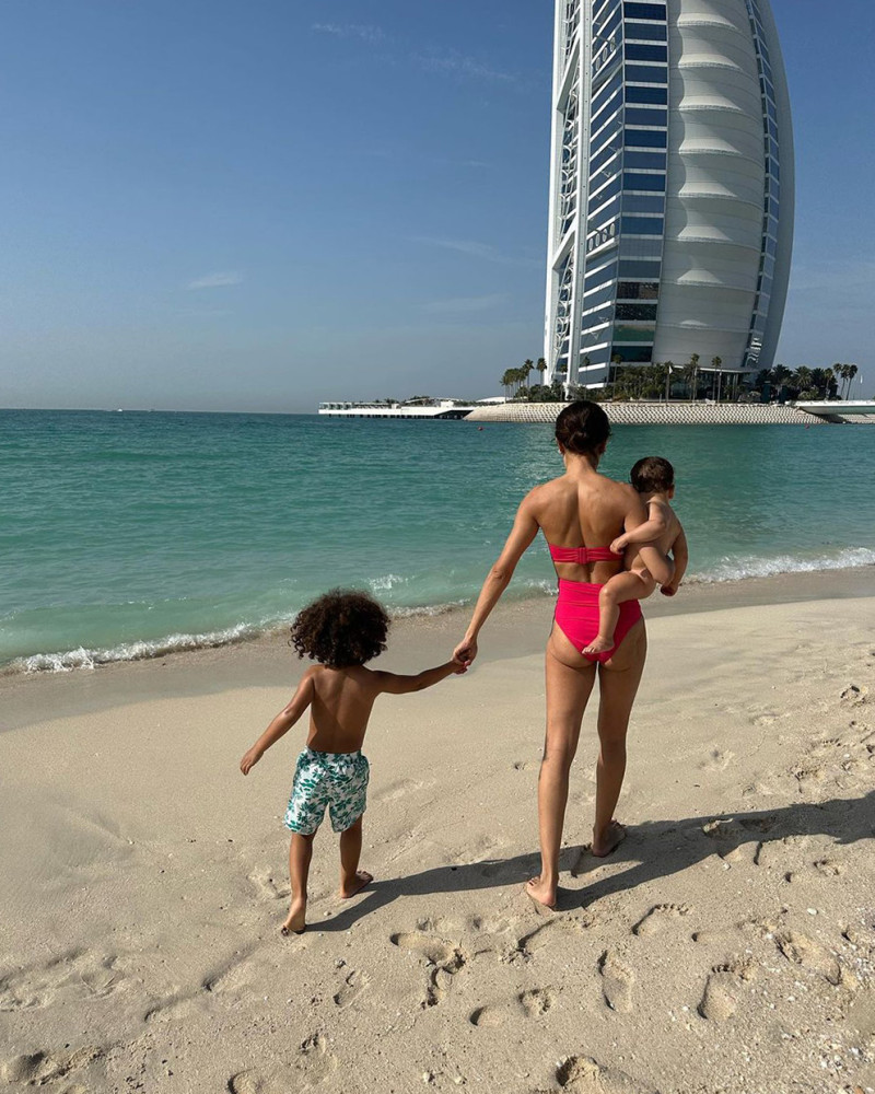Hiba Abouk con sus hijos en la playa de Dubai