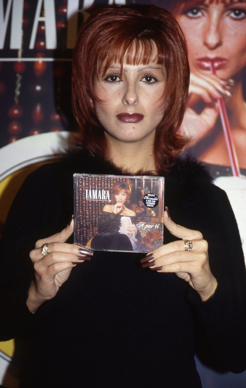 Yurena, en su época como Tamara, con su disco 'A por ti'.
