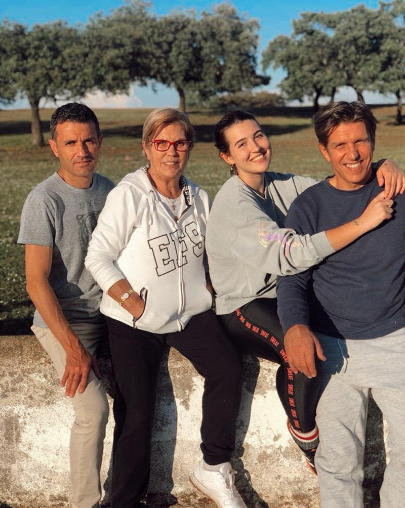 Manuel Díaz con su hija Alba Díaz, su hermano y su madre.