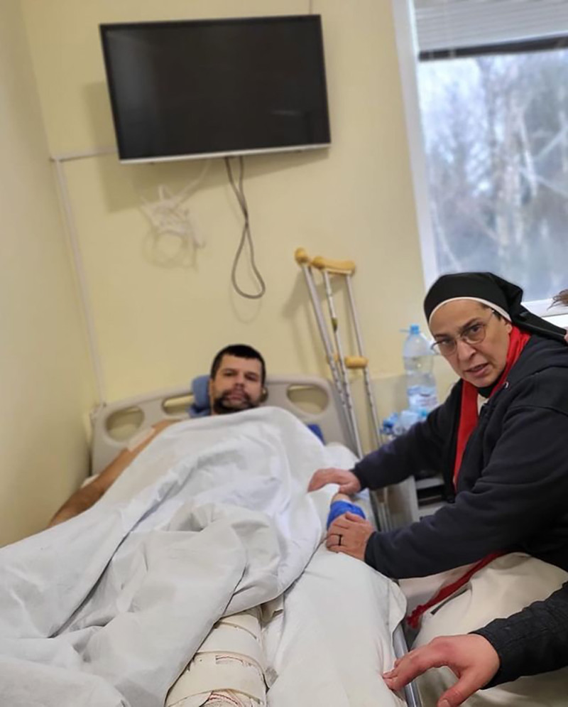 Lucía Caram en el hospital junto a un herido ucraniano