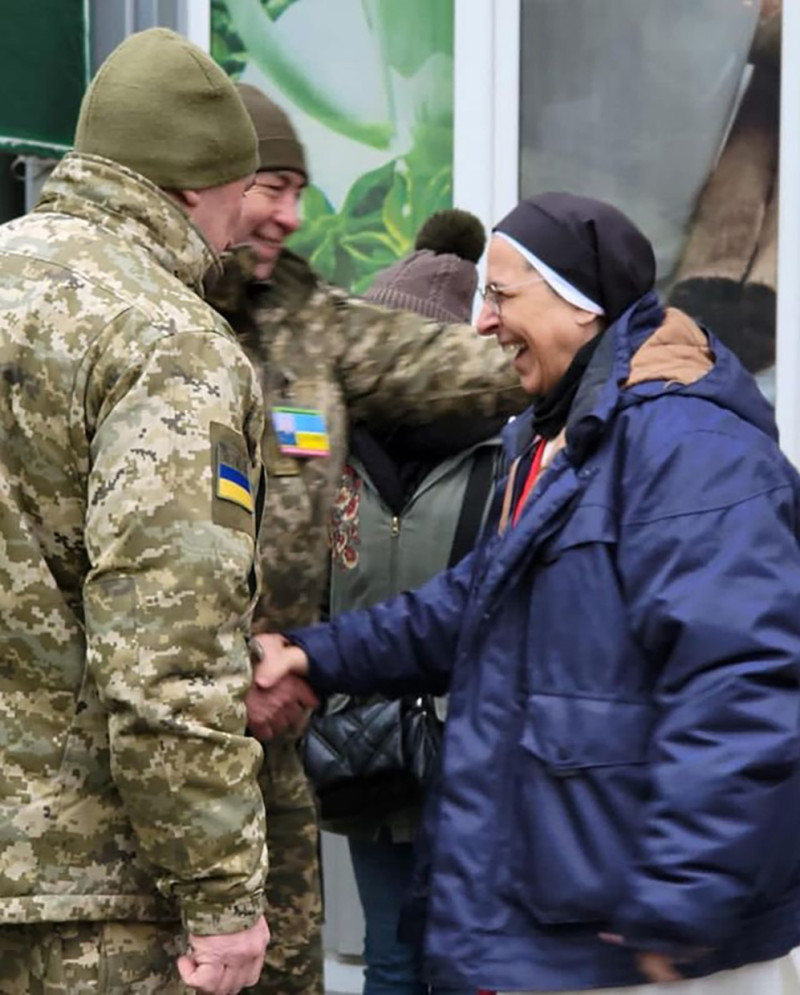 Sor Lucía con soldados ucranianos