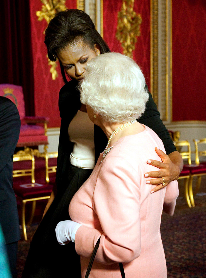 Isabel II abrazada por Michelle Obama.