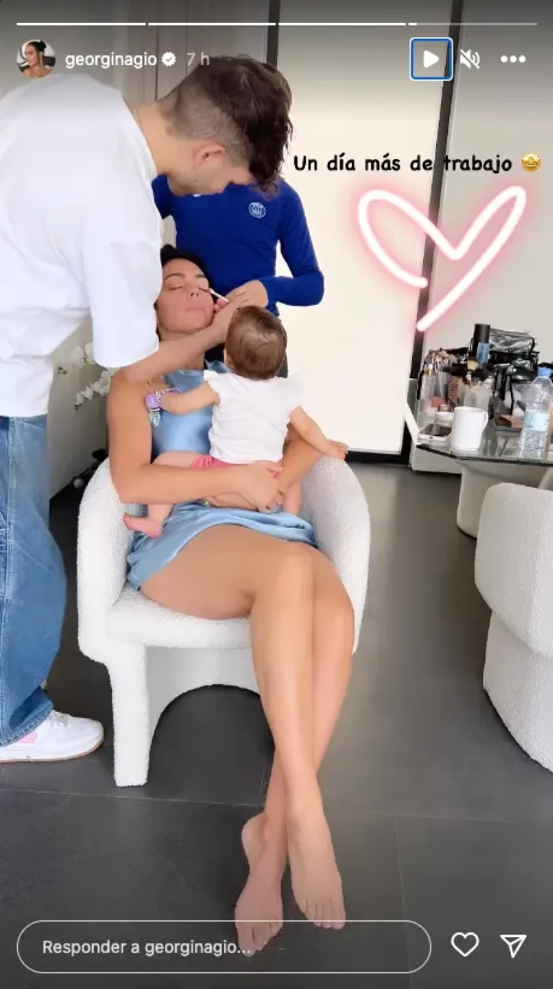 Georgina Rodríguez en una foto junto a su bebé mientras le maquillan.