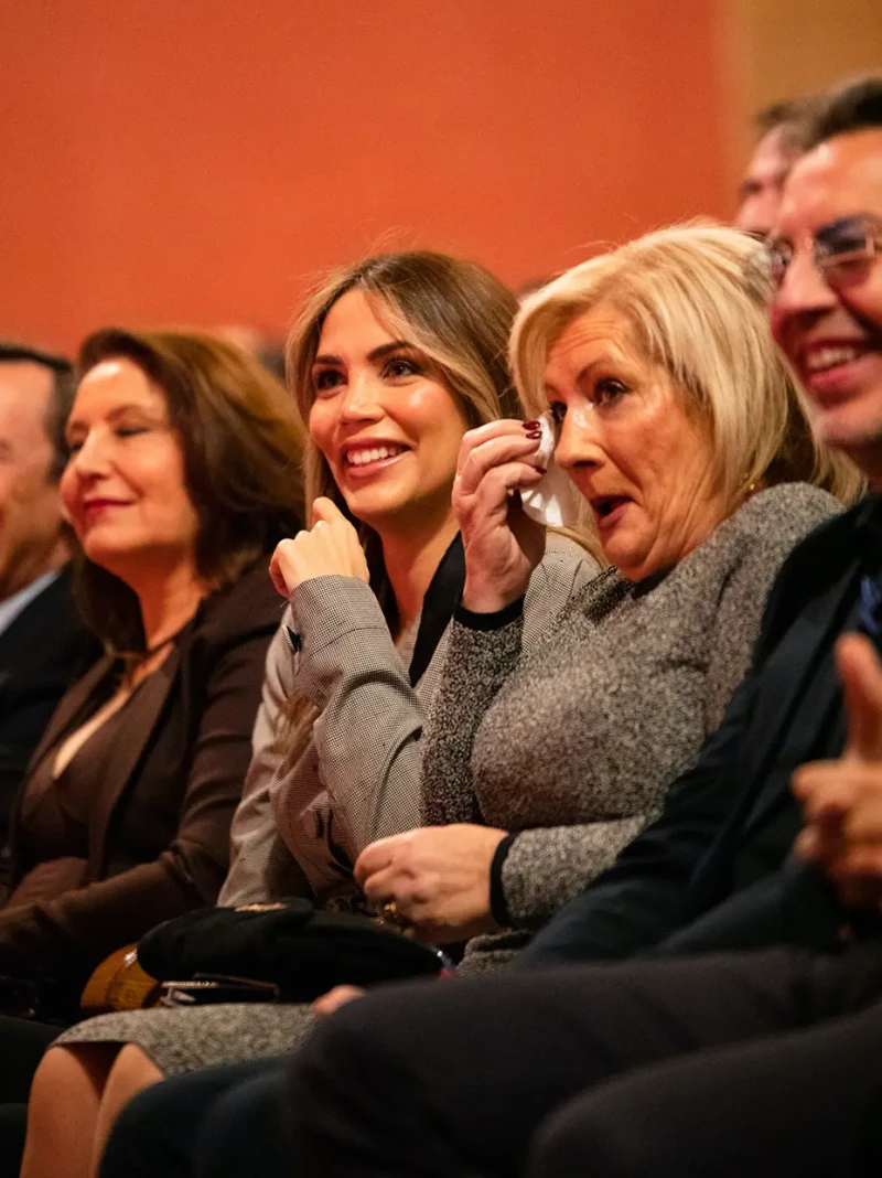 Madre y esposa de David Bisbal escuchando el discurso de David Bisbal y llorando de emoción