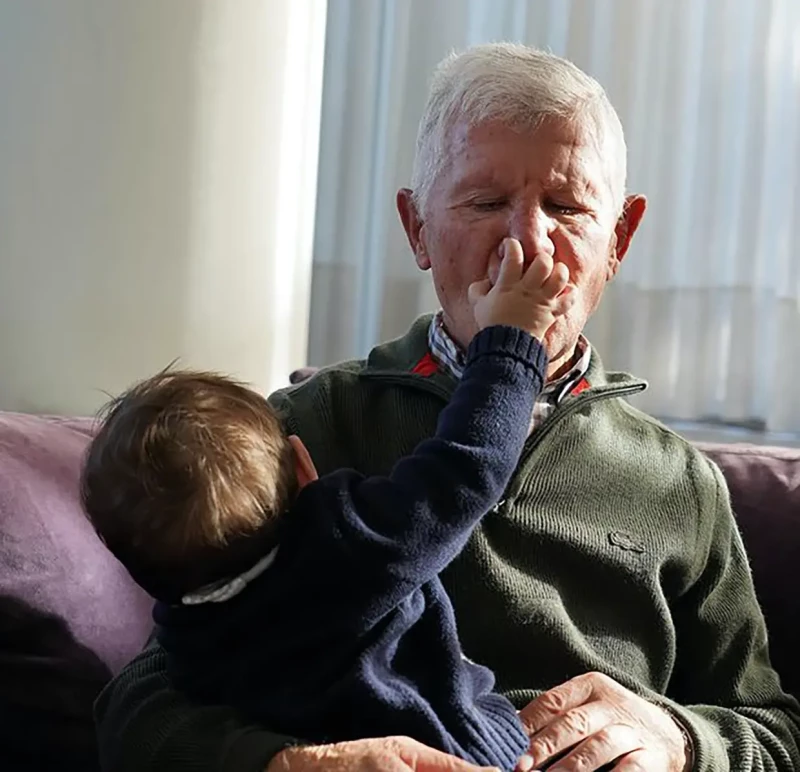 Padre de David Bisbal besando en la mano a su nieto.