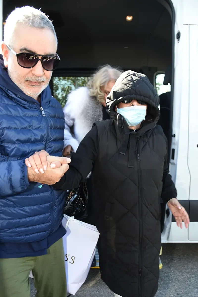Isabel Pantoja con abrigo de capucha y mascarilla en su vuelta a España
