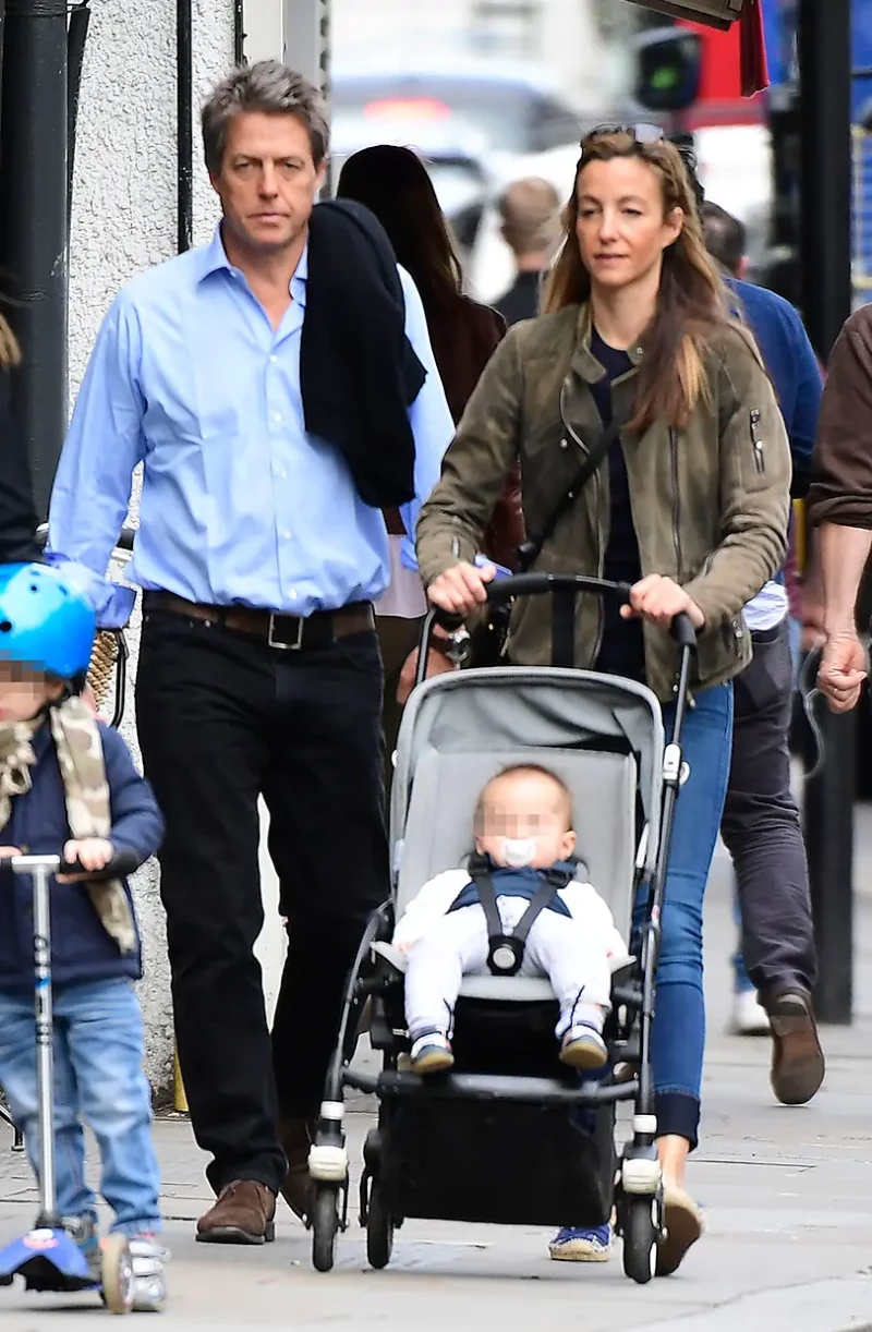 Hugh Grant paseando con su mujer y sus hijos.