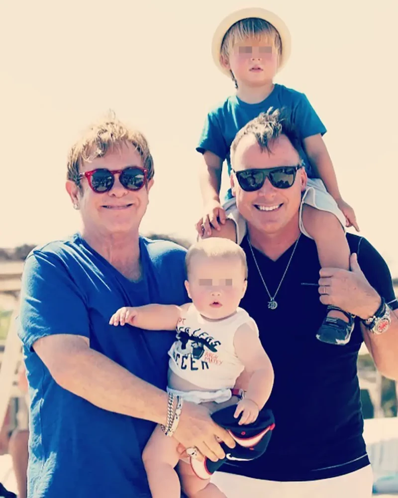 Elton John con su marido y sus hijos.