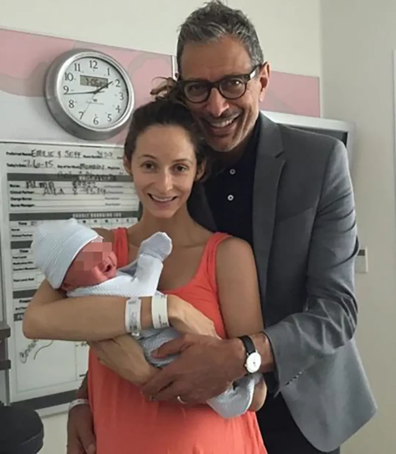 Jeff Goldblum con su mujer y su hijo recien nacido.
