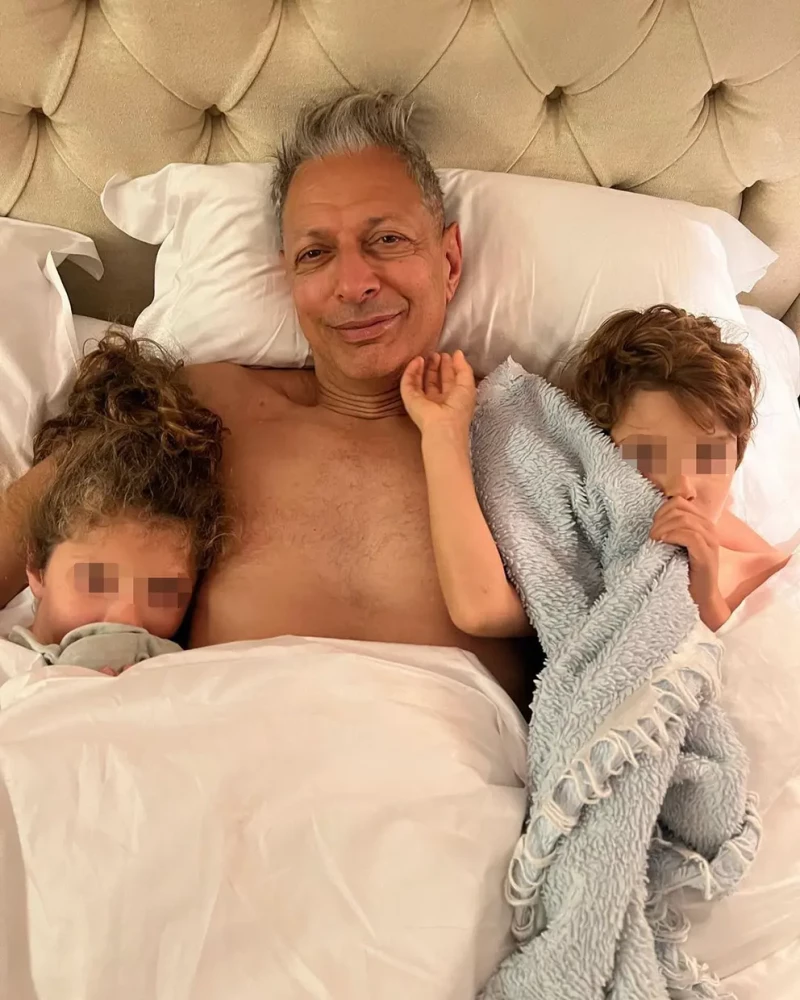 Jeff Goldblum descansando con sus hijos.