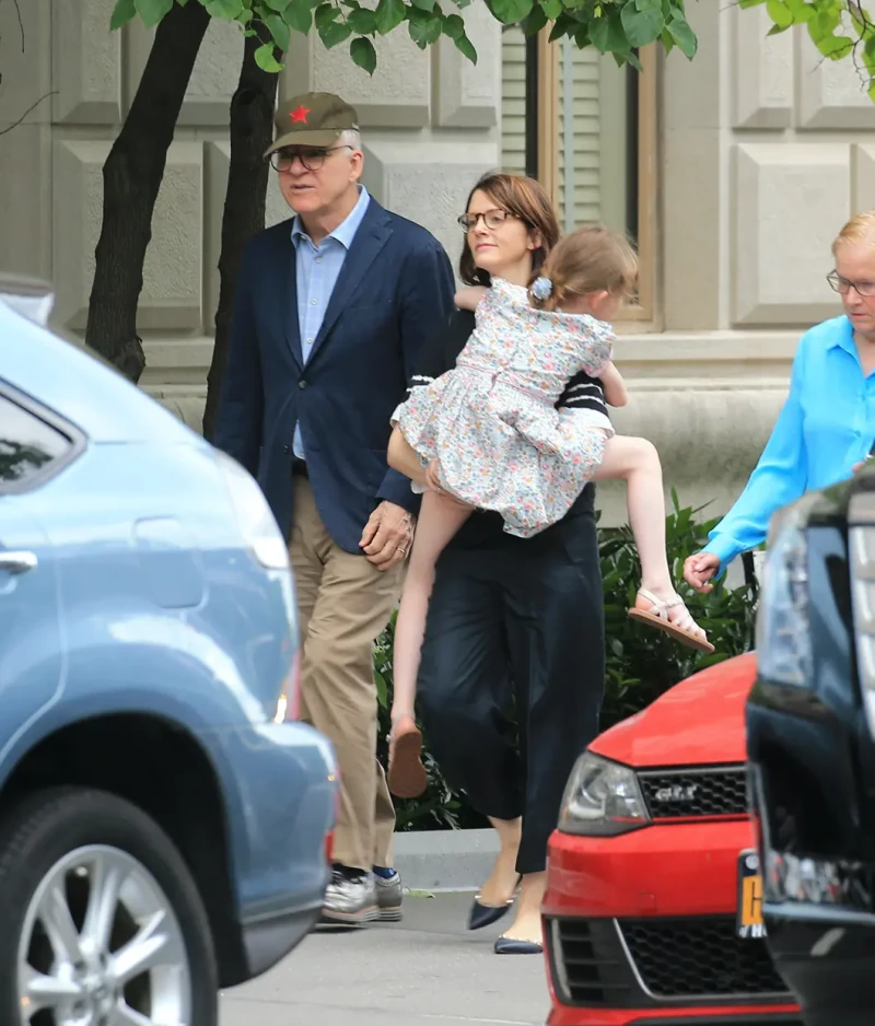 Steve Martin paseando con su mujer y su hija por la calle.