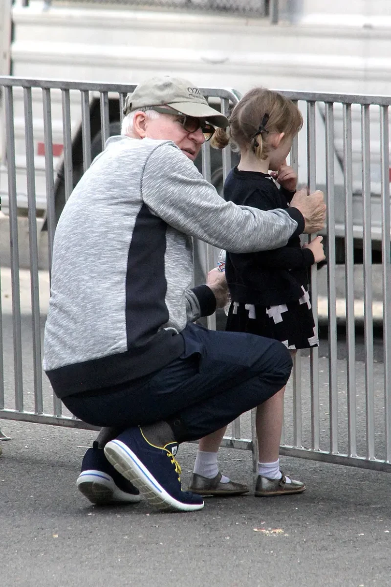 Steve atendiendo a su hija.